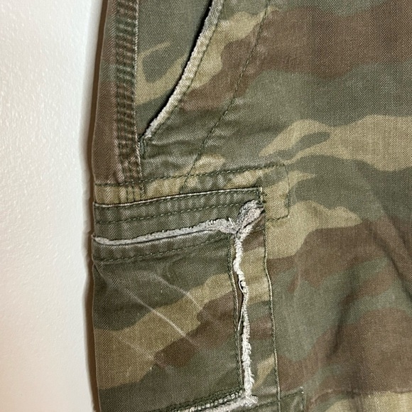 Y2K Old Navy Distressed Camo Mini Skirt Cargo Pockets Frayed Hem Women’s Size 6 - Picture 5 of 9